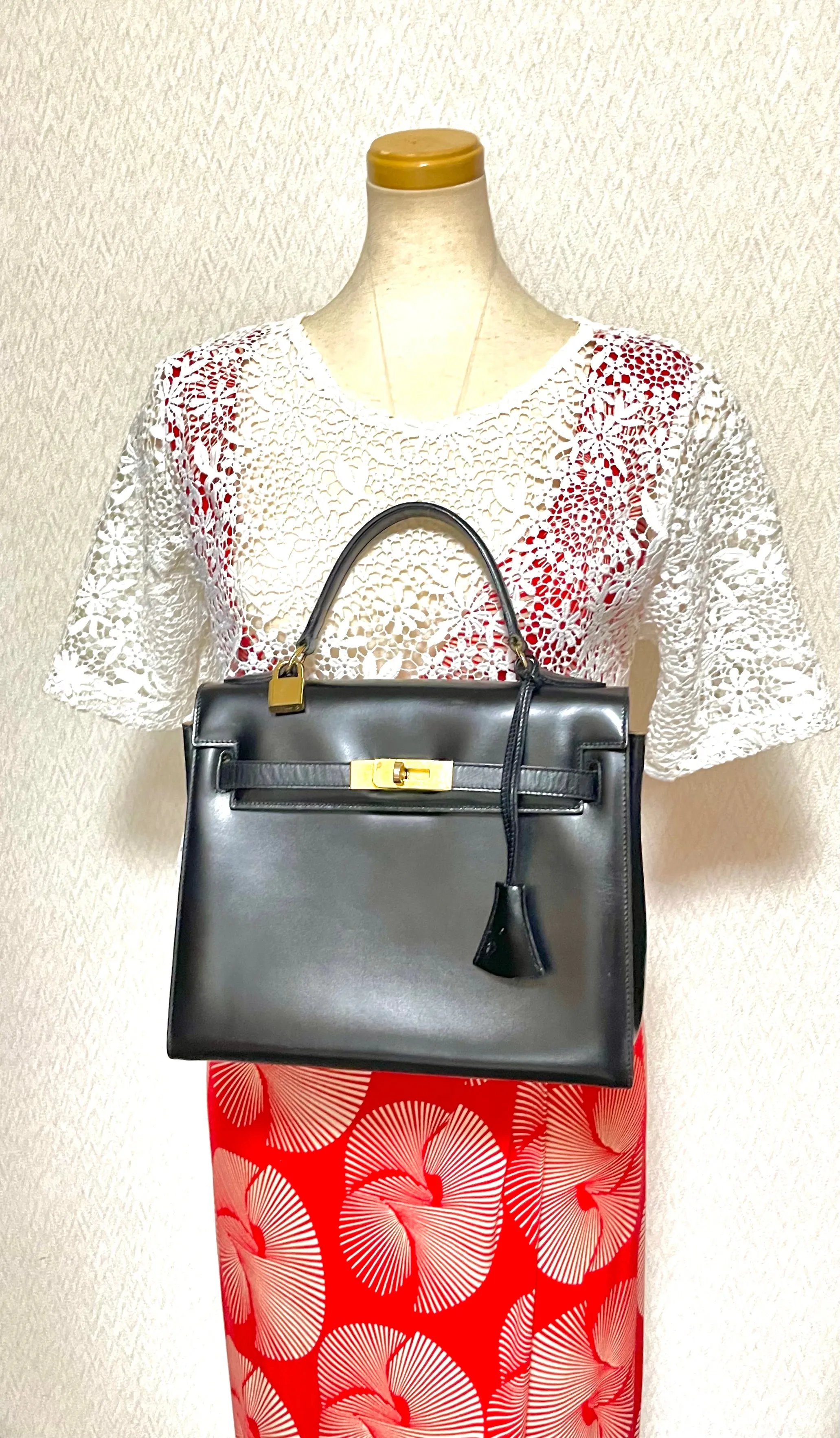 80's vintage BALLY black boxcalf leather kelly bag with gold tone hardware closure. Classic masterpiece handbag. 050726