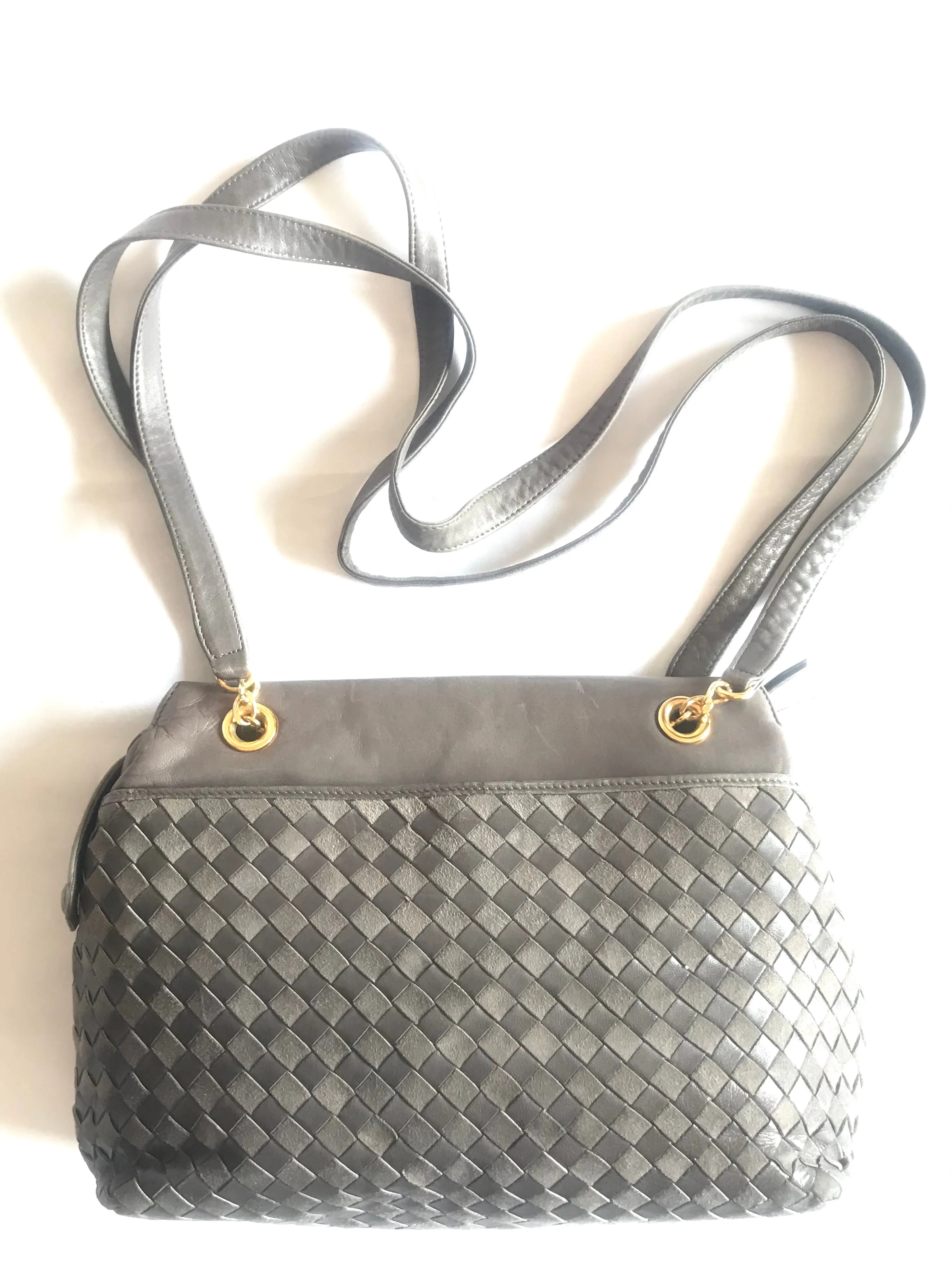 Vintage Bally grey, taupe smooth and suede leather mix intrecciato bag with gold tone B motif. Perfect daily use shoulder bag.  0403173